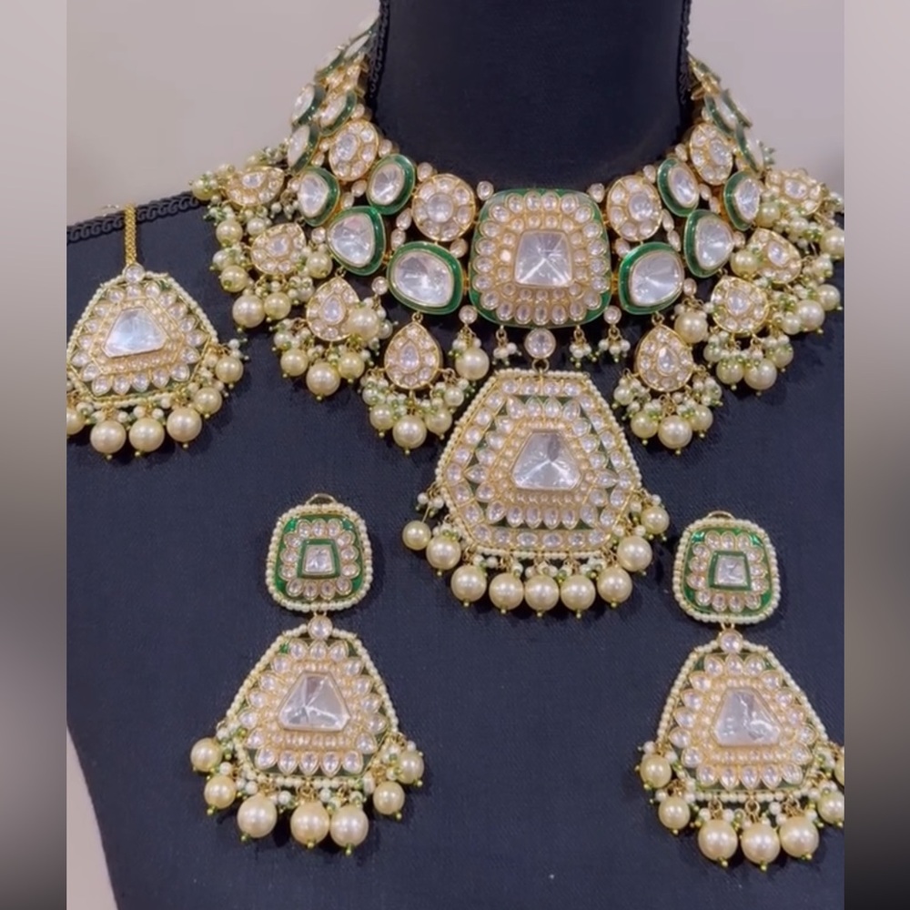Bridal and no bridal Indian set

Very light weighted 

Bollywood Indian